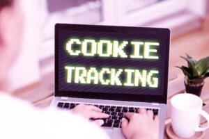 Środkowa część mężczyzny używającego telefonu komórkowego