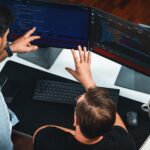 Twórcy IT dyskutują online o informacjach dotyczących rozwoju oprogramowania na ekranie komputera, tworzą kodowanie programu dla najnowszej wersji aplikacji na stronie internetowej Koncepcja burzy mózgów zaktualizowana oprogramowanie firmware sprzedawalne