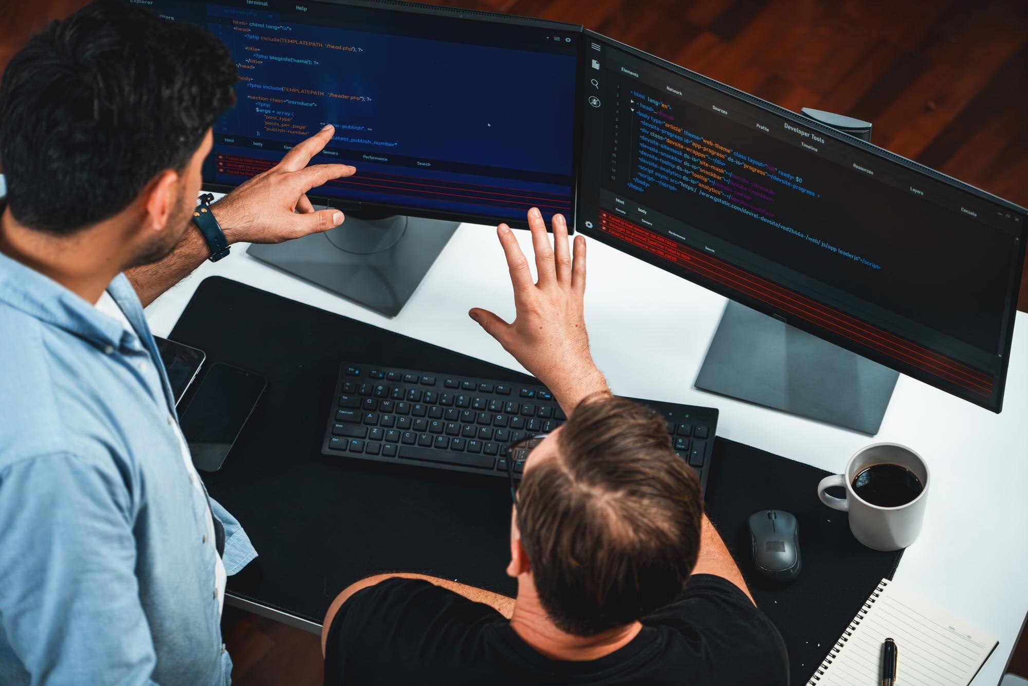 Twórcy IT dyskutują online o informacjach dotyczących rozwoju oprogramowania na ekranie komputera, tworzą kodowanie programu dla najnowszej wersji aplikacji na stronie internetowej Koncepcja burzy mózgów zaktualizowana oprogramowanie firmware sprzedawalne