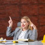 Widok z przodu kobieta inżynier siedzi za swoim miejscem pracy