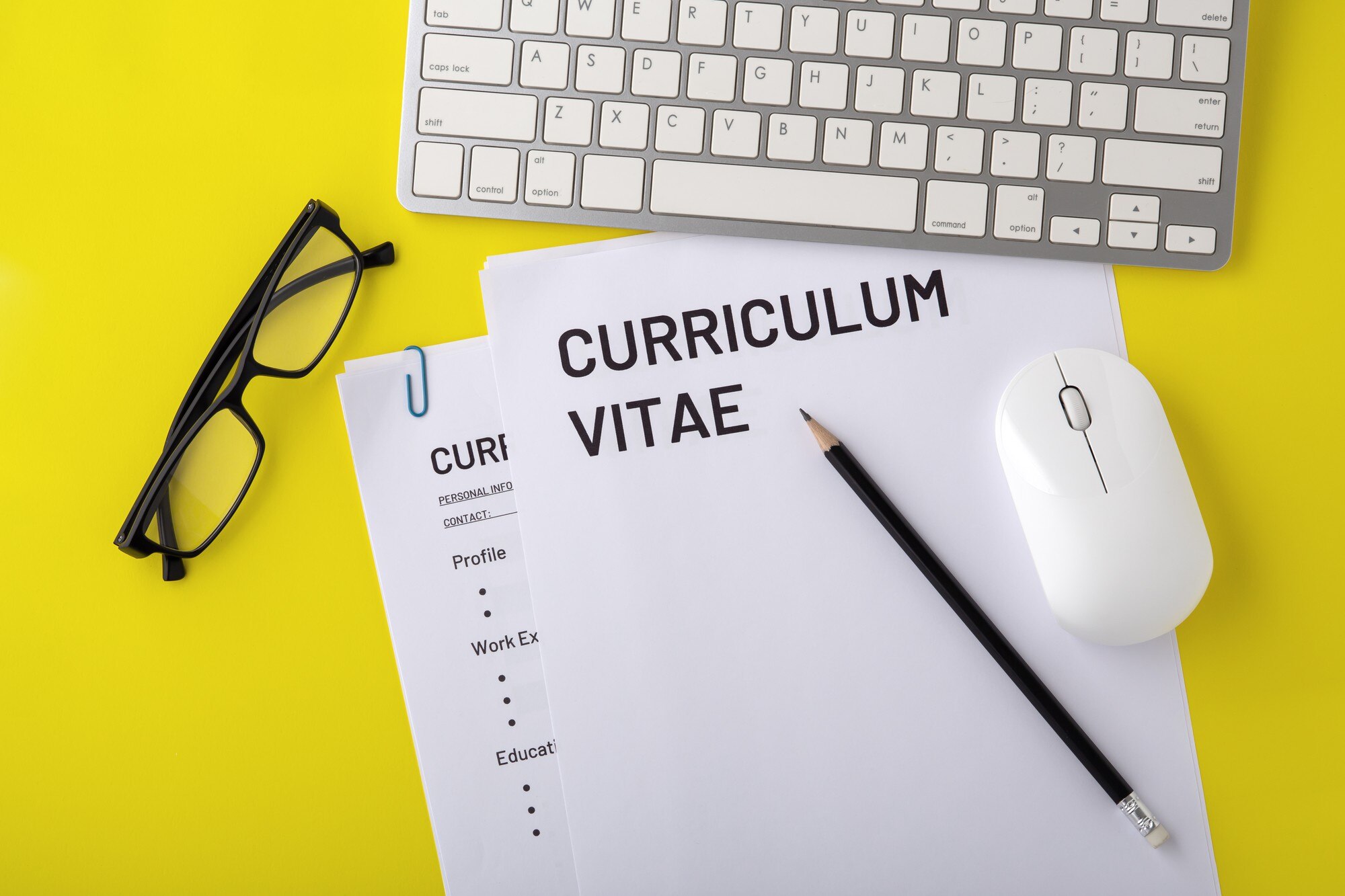 CV z klawiaturą i okularami, rozmowa kwalifikacyjna