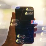 Wielokrotna ekspozycja abstrakcyjnego hologramu rozwoju oprogramowania i dłoni z telefonem komórkowym na tle badań i koncepcji analitycznych