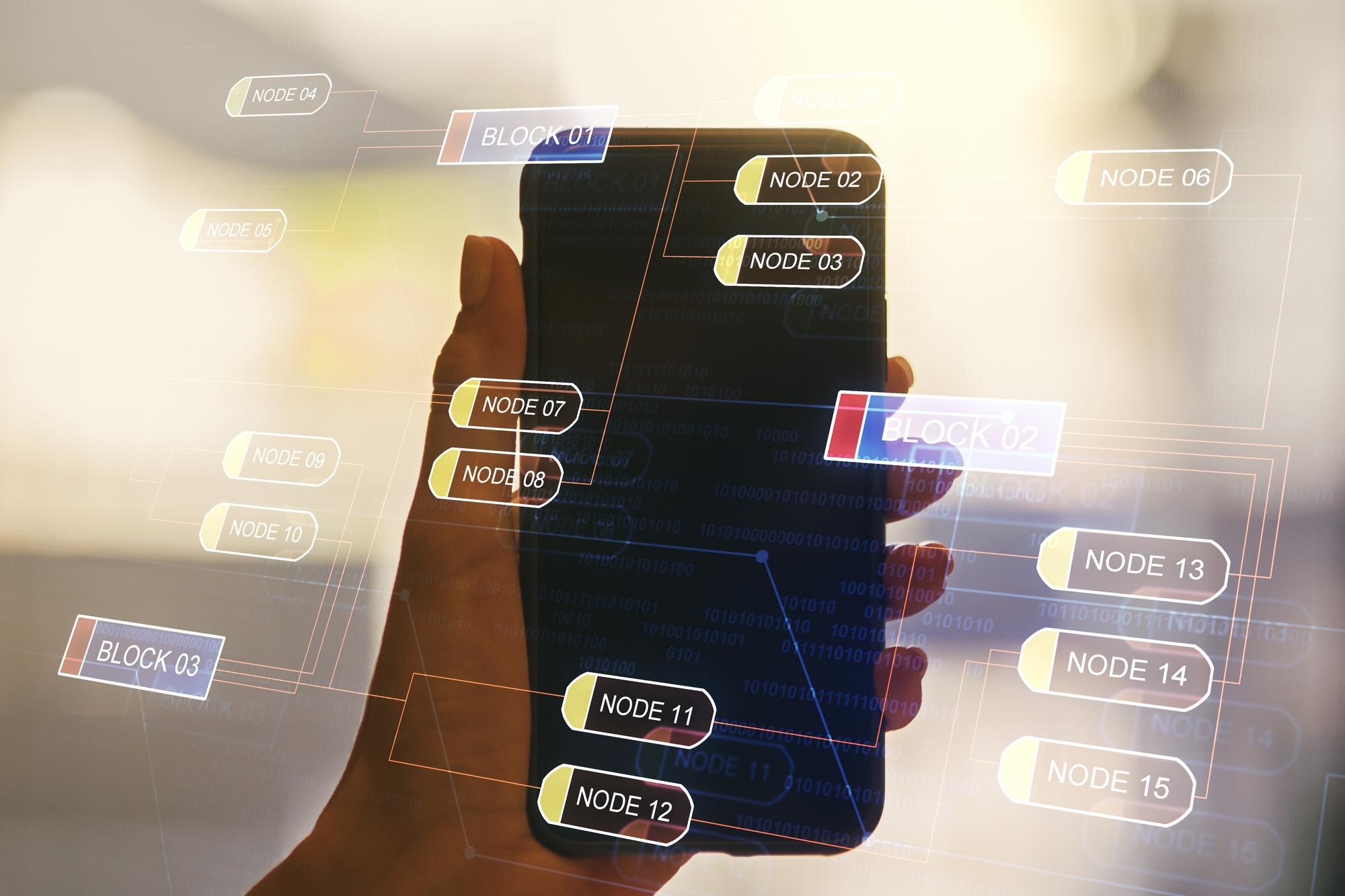 Wielokrotna ekspozycja abstrakcyjnego hologramu rozwoju oprogramowania i dłoni z telefonem komórkowym na tle badań i koncepcji analitycznych