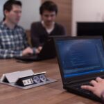 programista piszący kod programowania na laptopie