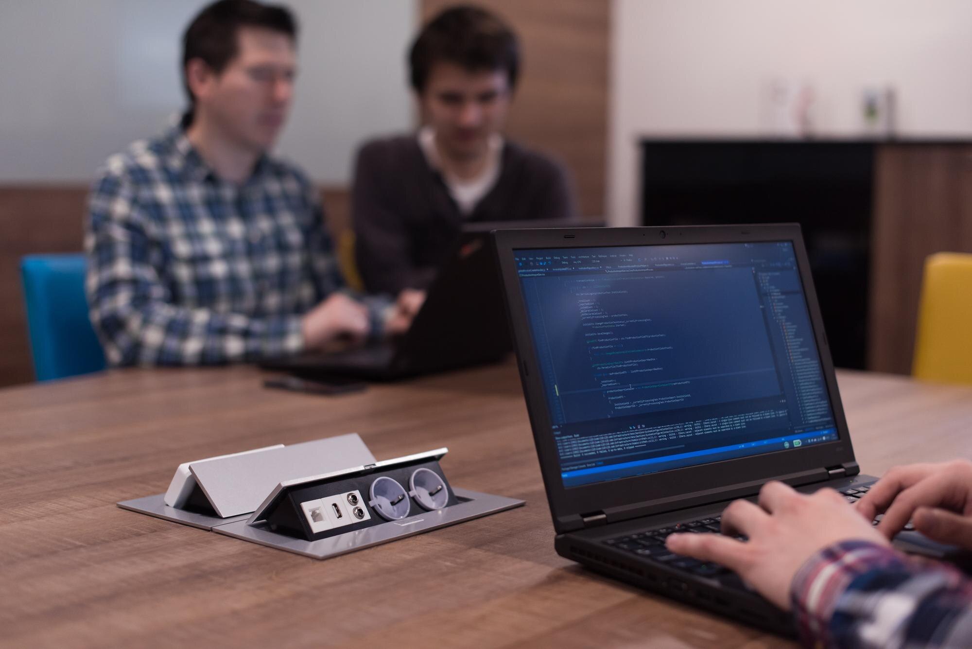 programista piszący kod programowania na laptopie