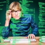 Złożony obraz skoncentrowanego hipsterskiego biznesmena korzystającego z komputera