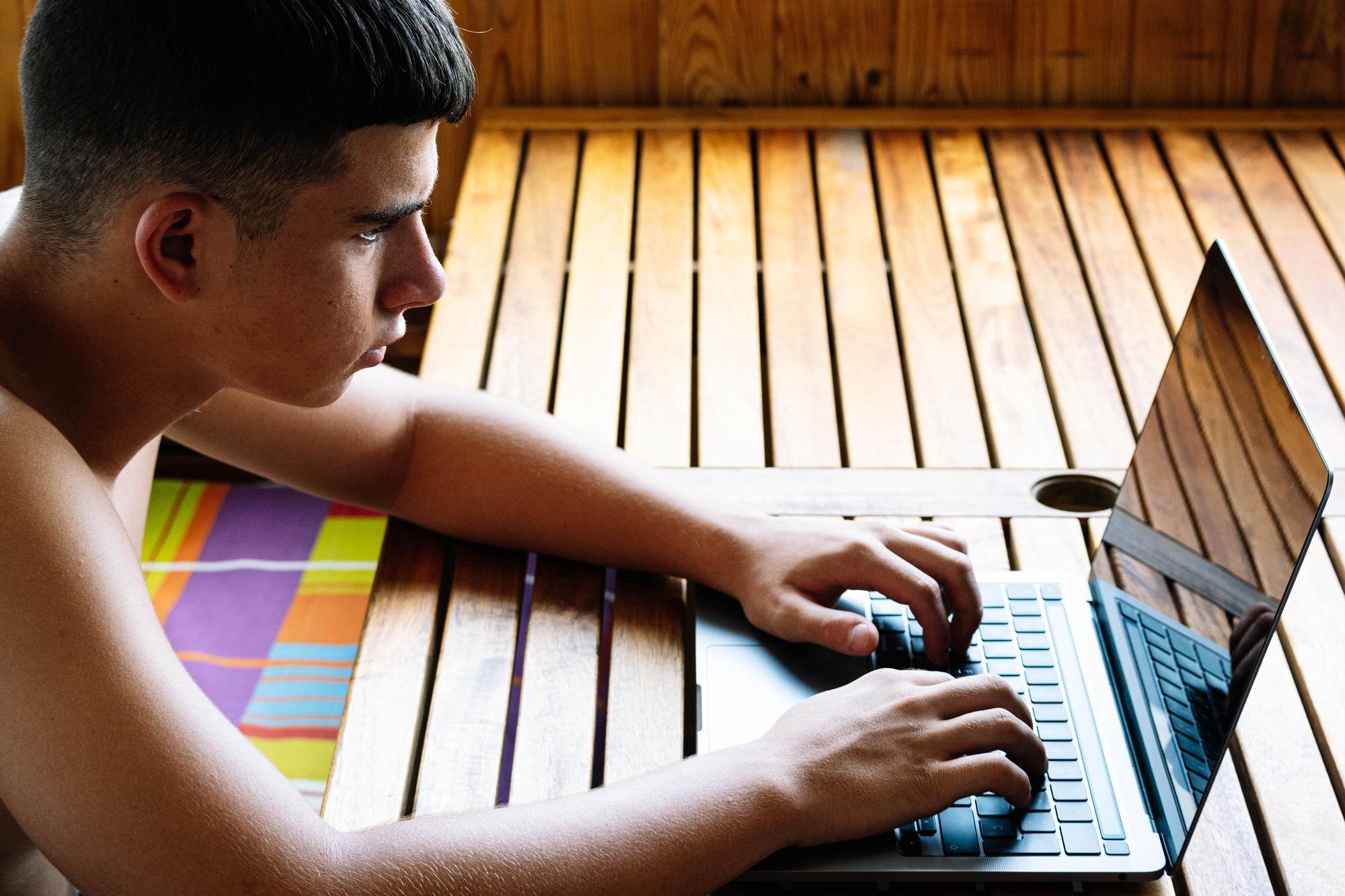 Skoncentrowane dziecko korzystające z laptopa