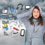 Złożony obraz niespokojnej ładnej brunetki w zimowych ubraniach pozujących