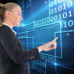 Złożony wizerunek wskazujący gdzieś blondynki bizneswoman