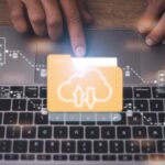 Nagrywanie dokumentów z folderu Otwórz folder plików z latającymi pustymi dokumentami Transfer danych backup Udzielenie plików Koncepcja przekazywania dokumentów