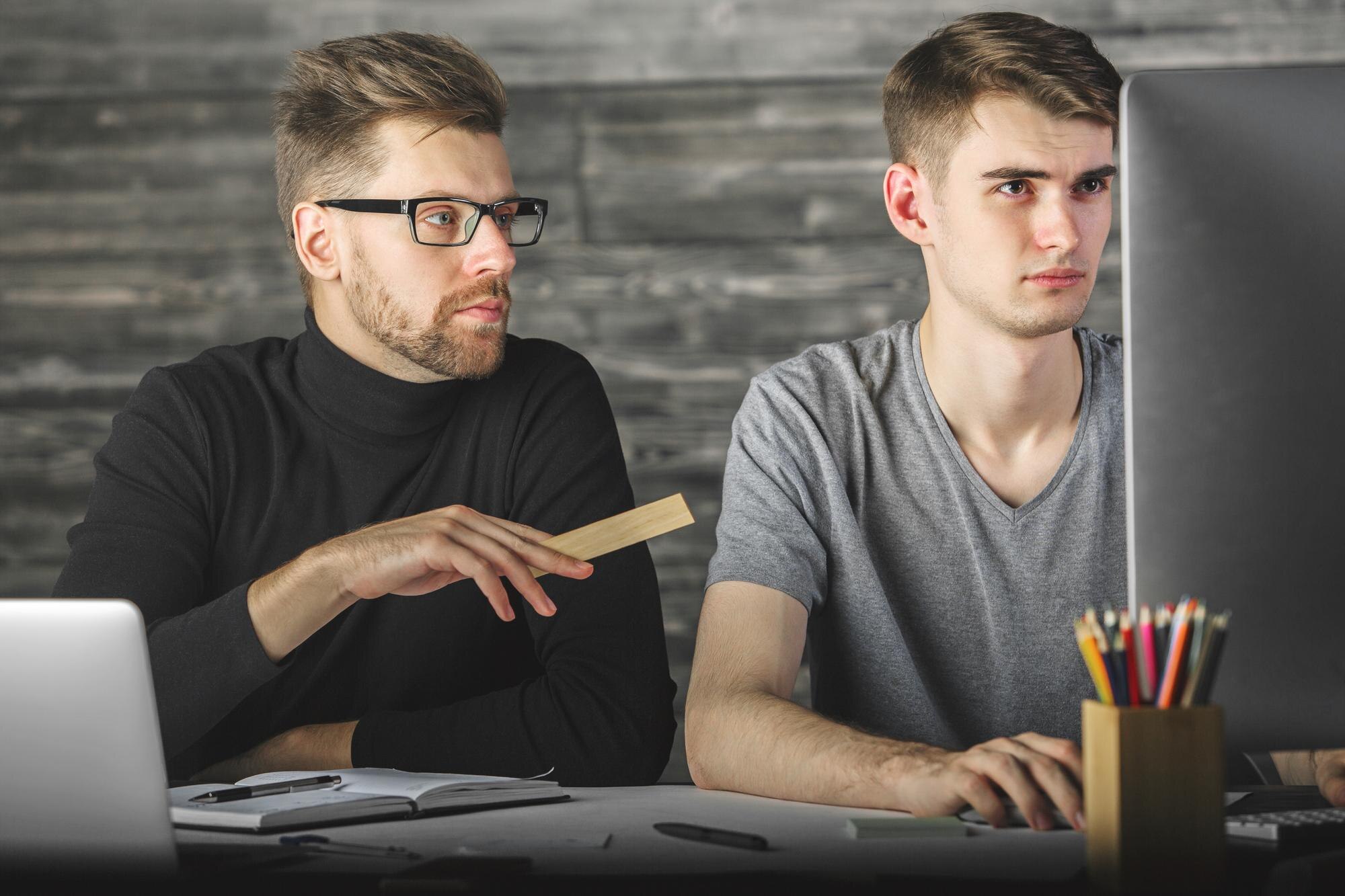 Biznesmeni wskazujący na ekran