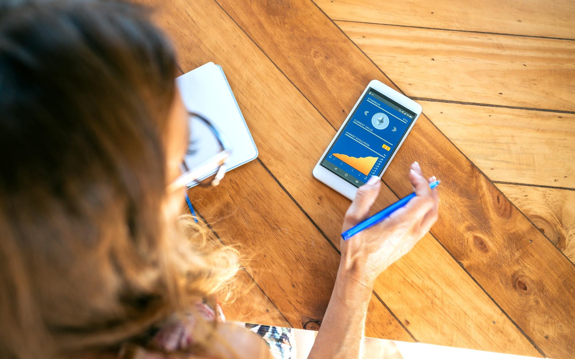 Bizneswoman szuka mobilnej informacji ethereum