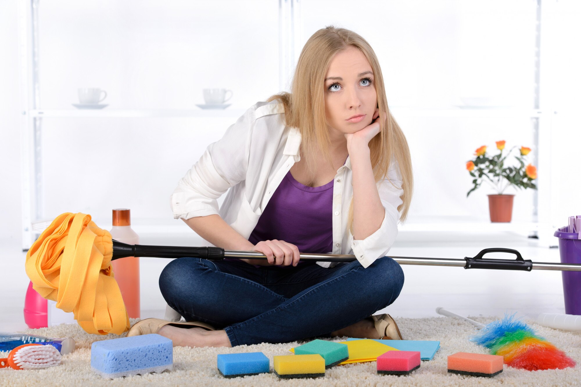 Młody piękny blondynki gospodyni domowej cleaning dom.