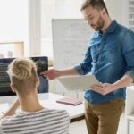 Twórcy aplikacji internetowych kodujący kod źródłowy strony internetowej