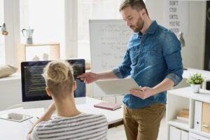 Twórcy aplikacji internetowych kodujący kod źródłowy strony internetowej