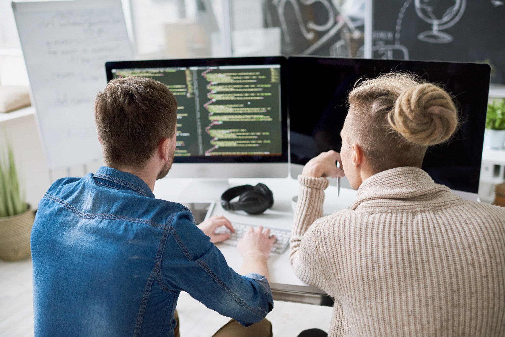 Dwóch mężczyzn tworzących programy