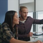 Kreatywni studenci mówiący monitor w biurze domowym koncepcja dyskusji z bliska