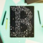 Koncepcja kreatywnego Bitcoina i nowoczesny tablet cyfrowy na pulpicie w widoku z góry w tle Podwójna ekspozycja