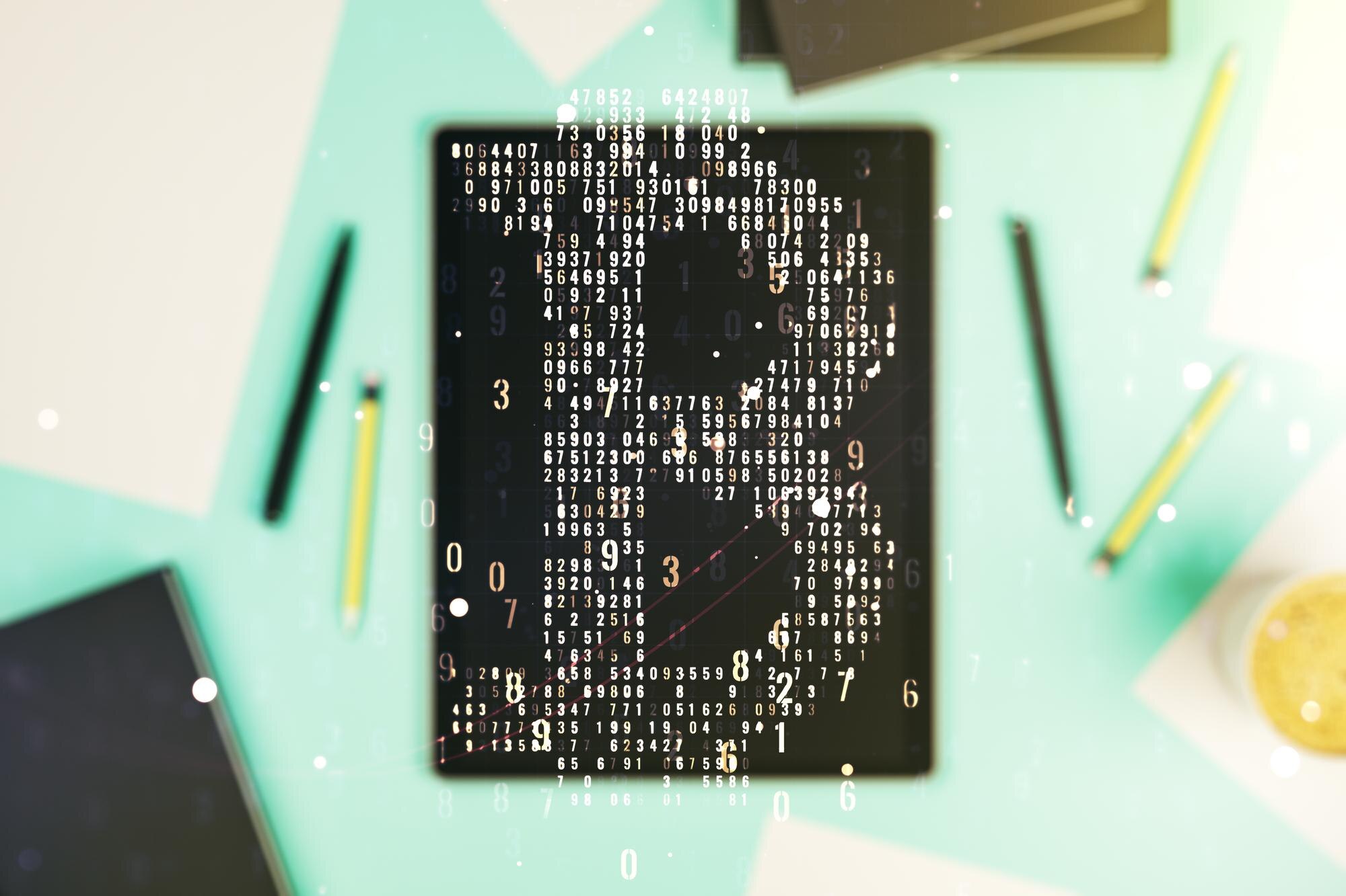 Koncepcja kreatywnego Bitcoina i nowoczesny tablet cyfrowy na pulpicie w widoku z góry w tle Podwójna ekspozycja